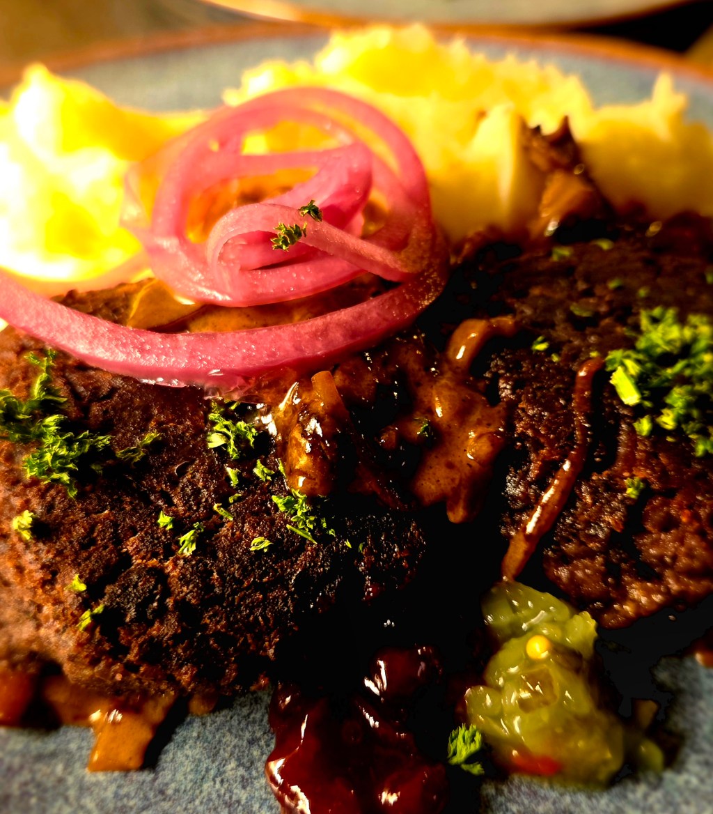 Svarta bönbiffar med klassiska&nbsp;tillbehör