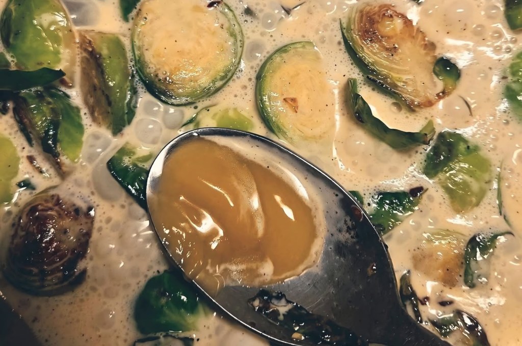 Gräddstuvad brysselkål med Västerbottensost